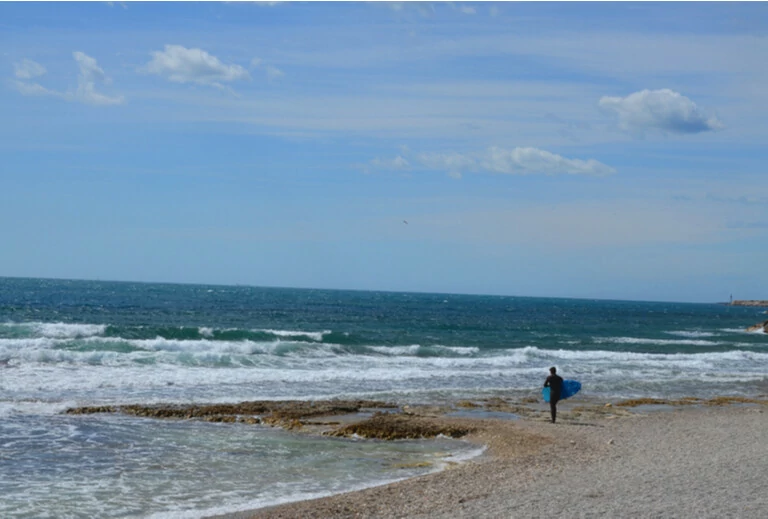 Surfeur sur la plage de Sausset-les-Pins