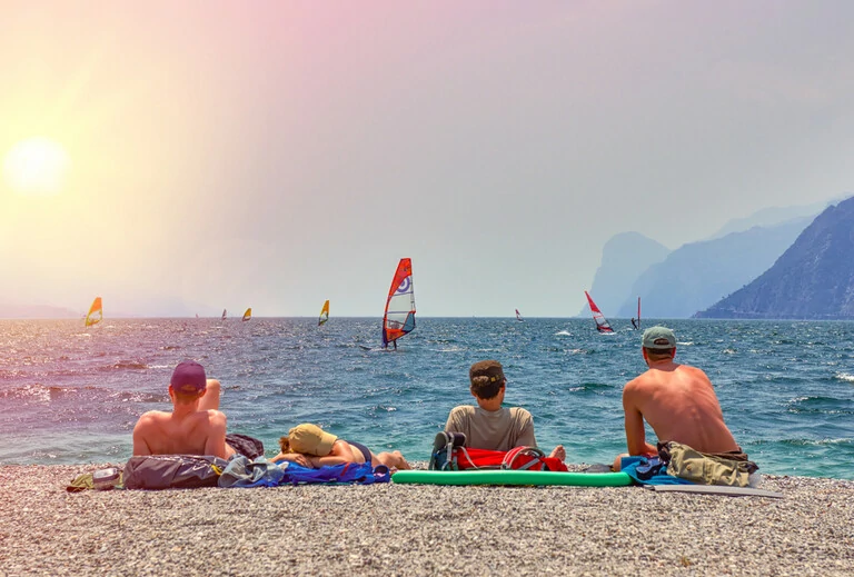 Des personnes assises au bord d'un lac