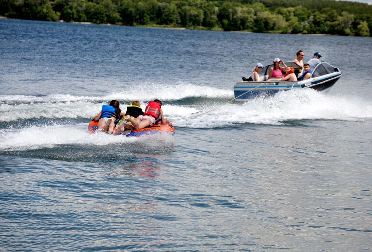 Le tubing, une activité pour le lac très populaire