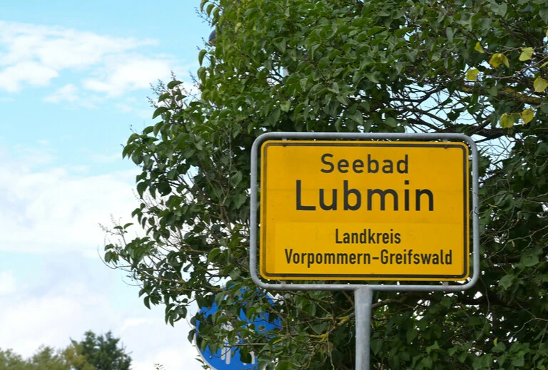 Un panneau de signalisation direction Lubmin