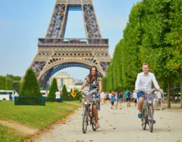 Vélo sous la Tour Eiffel