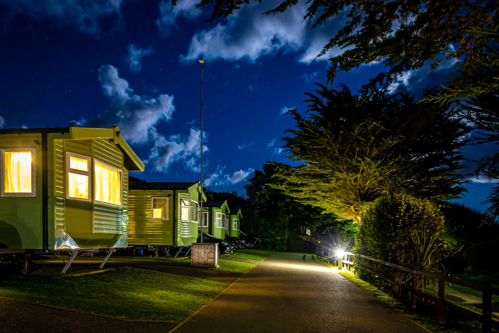 Un village de vacances de nuit