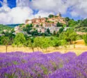 village de Provence avec lavandes