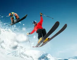 Un skieur et un snowboarder