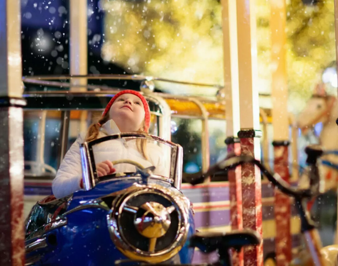 Enfant sur un carrousel en hiver