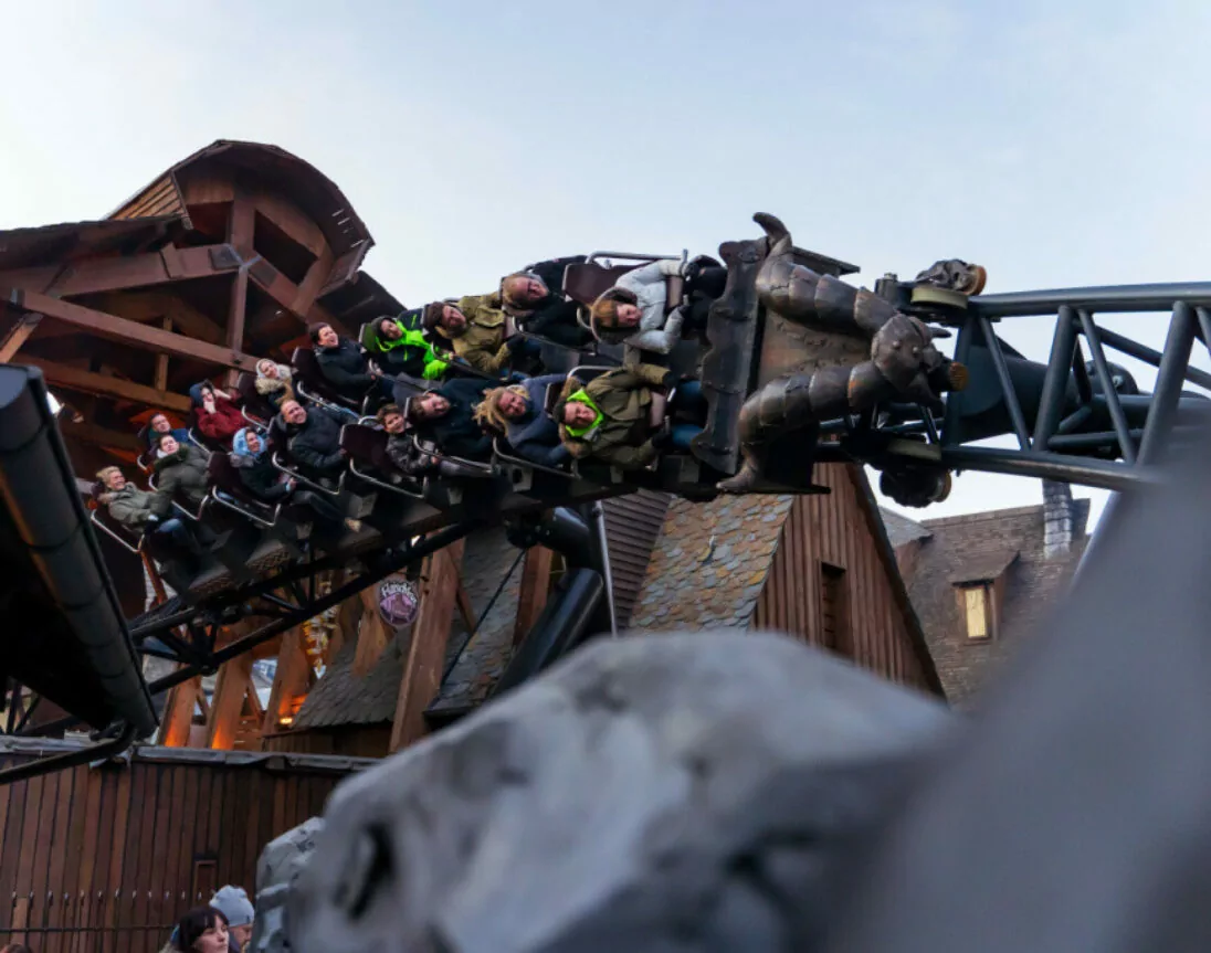 Montagnes russes en hiver au parc de loisirs Phantasialand