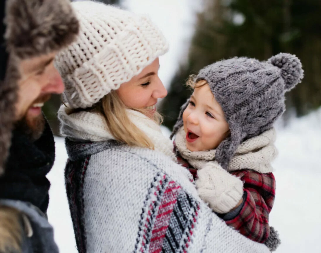 Une mère et un père qui jouent avec leur enfant