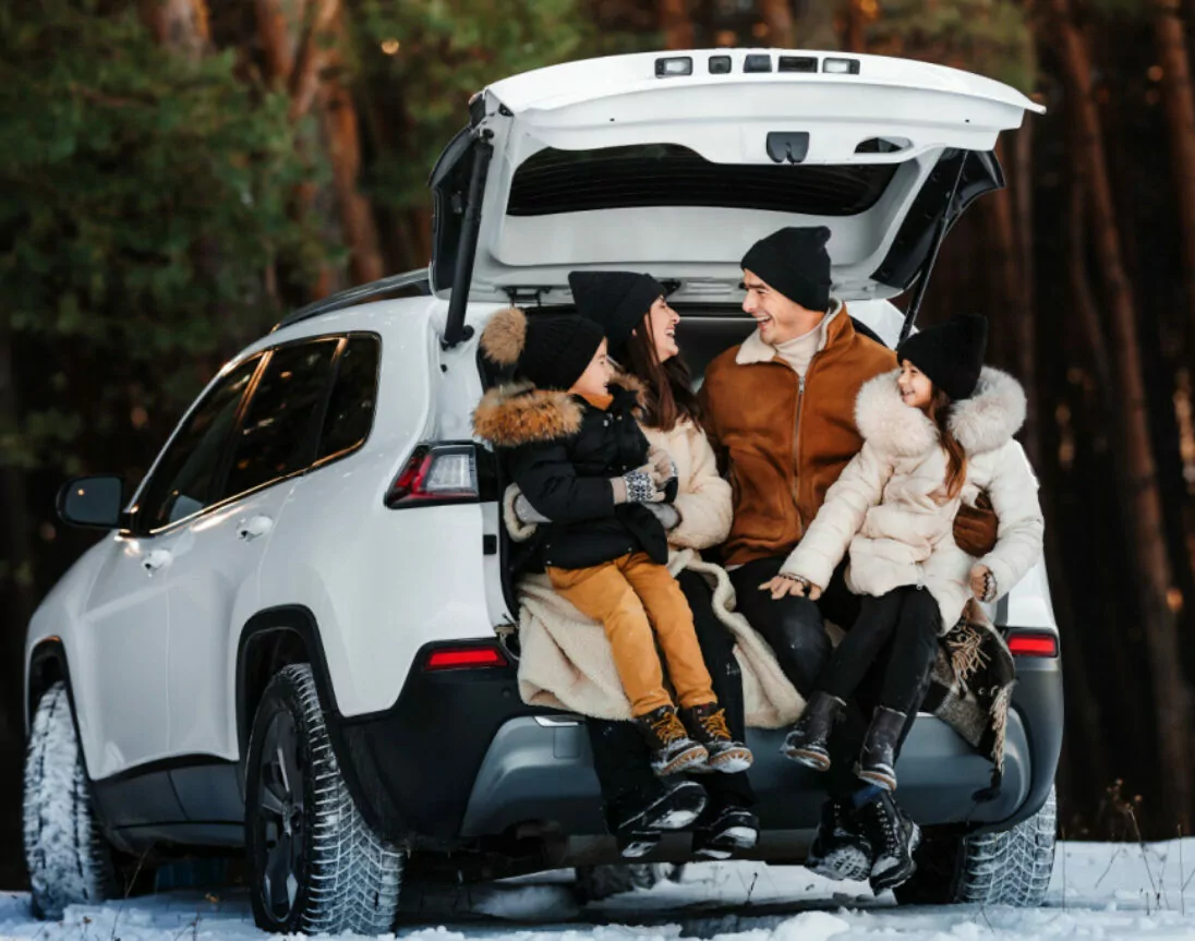 Famille en voiture avec des enfants en hiver