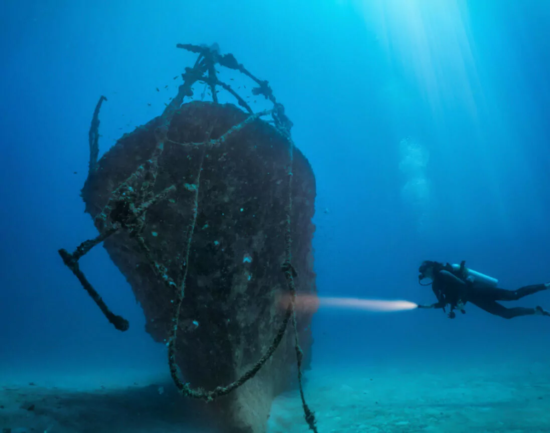 Plongeur devant une épave sous-marine