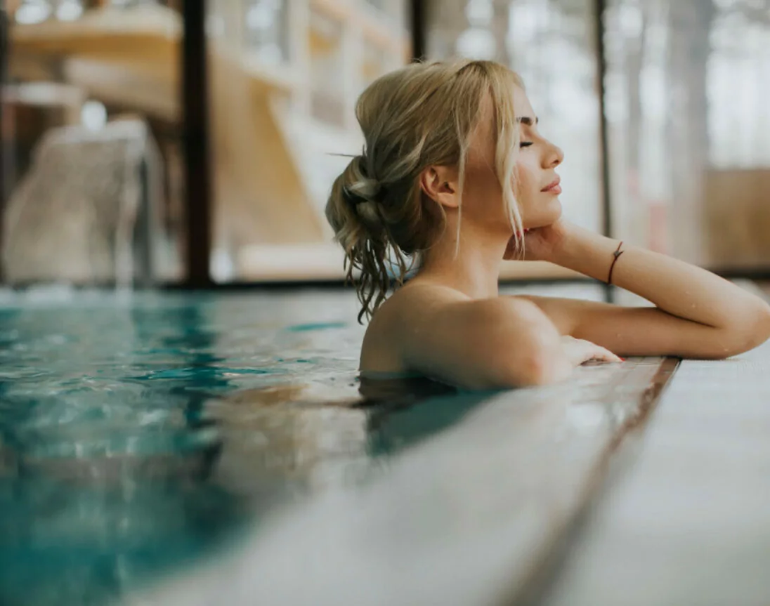 Femme dans l'eau aux thermes