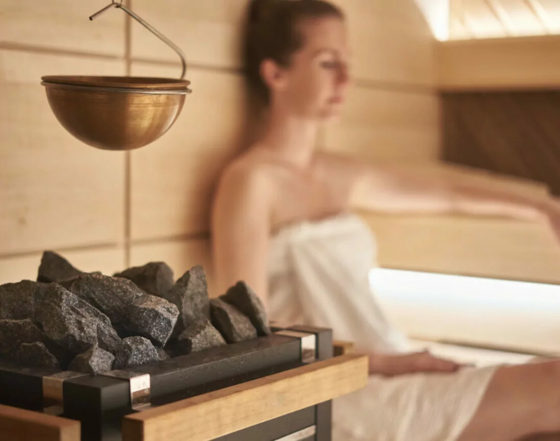 Femme assise dans un sauna