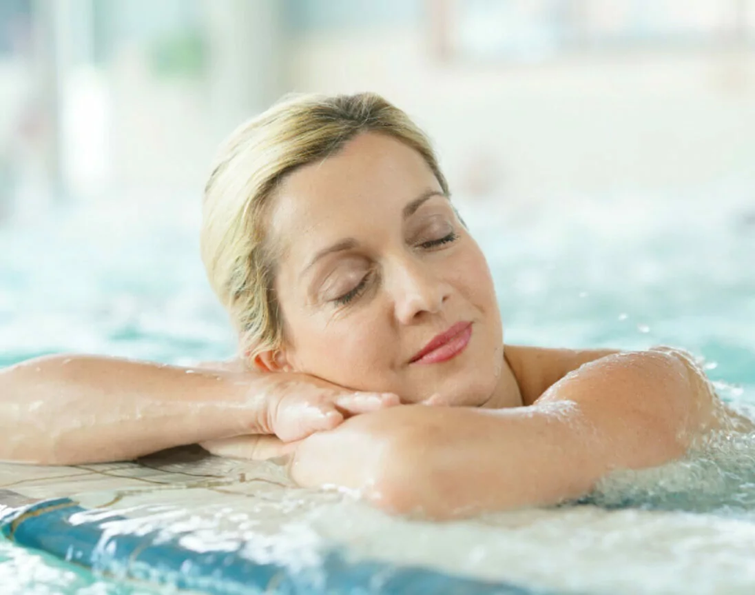 Femme se relaxant dans un spa.