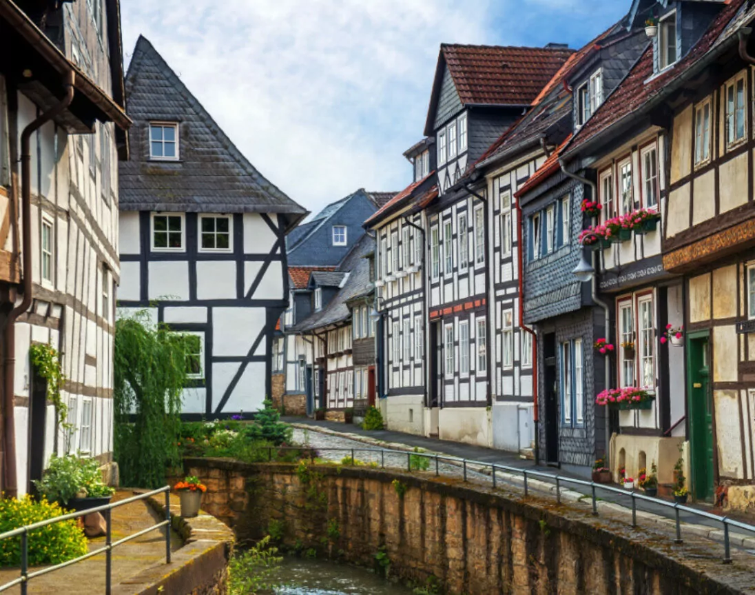 Maisons à colombages idylliques à Goslar à côté d'un canal