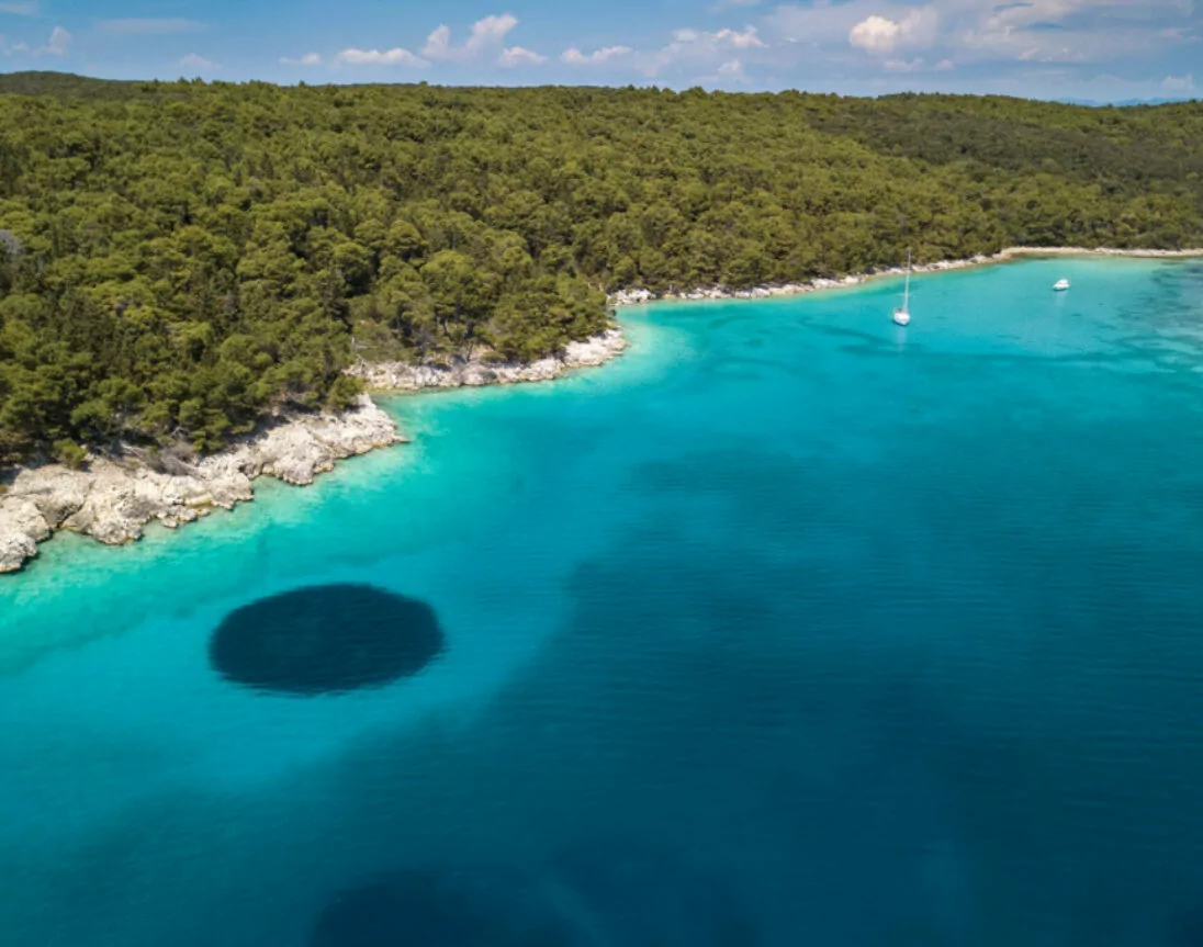 plage à l'eau turquoise de Rab