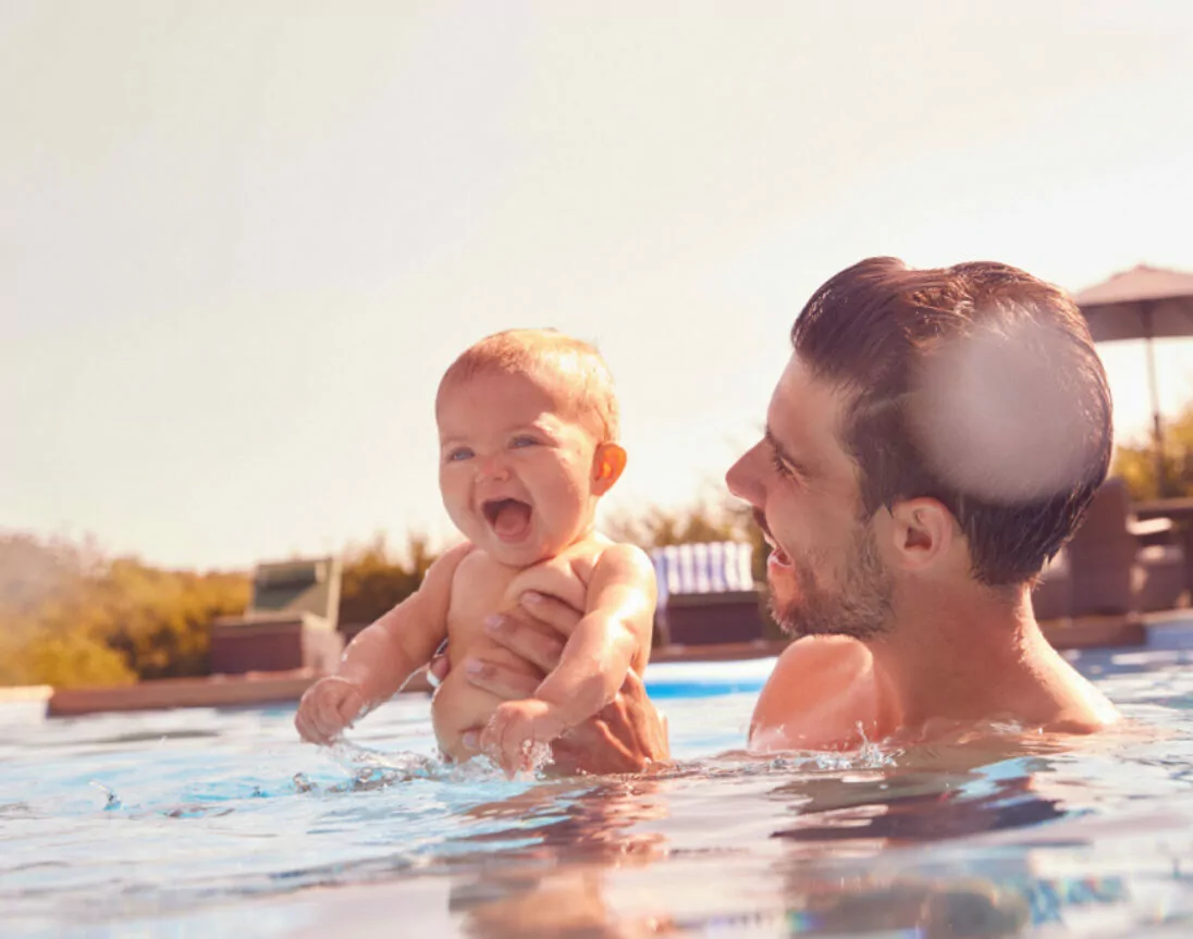 bébé joue avec son père