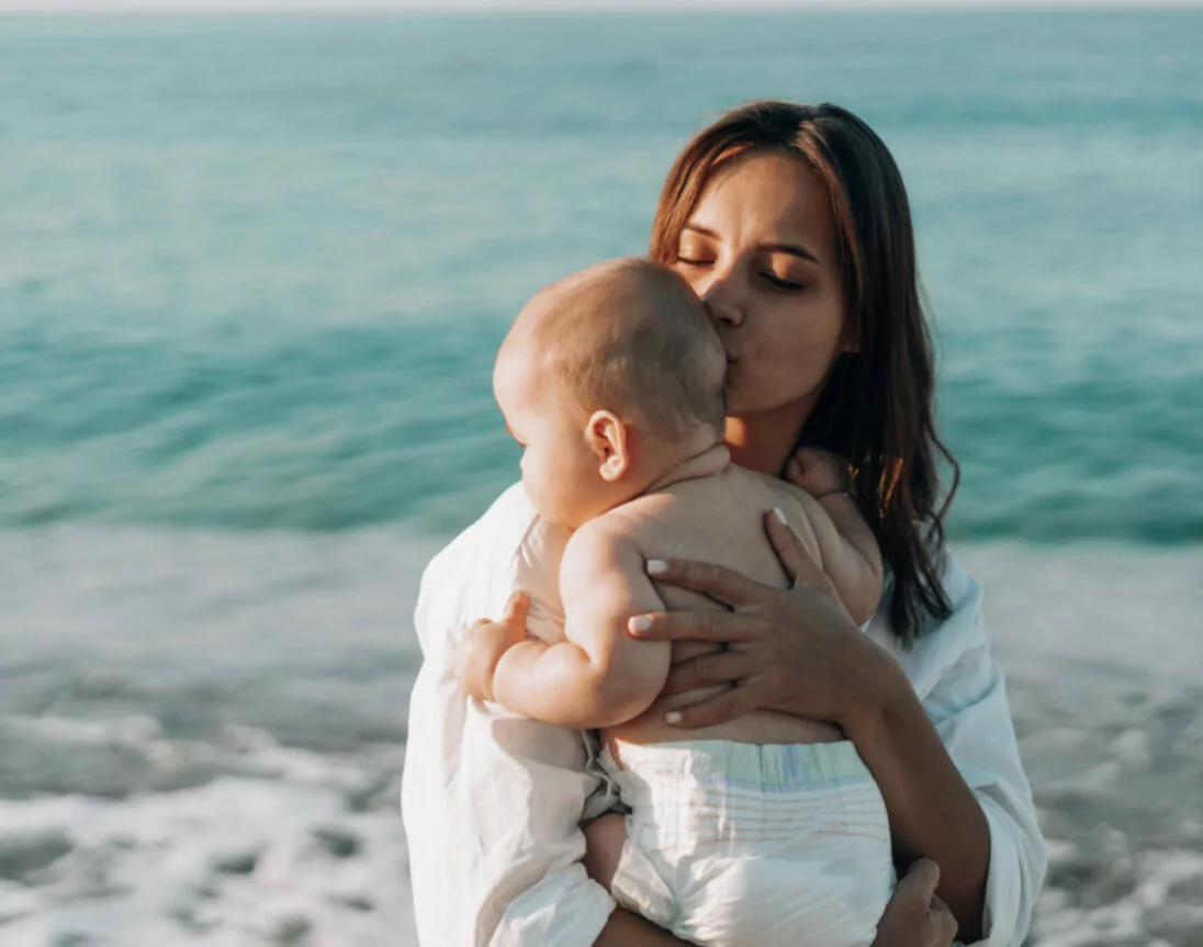 mère portant son bébé