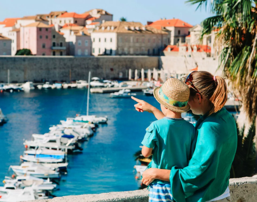 mère et fils regardent Dubrovnik