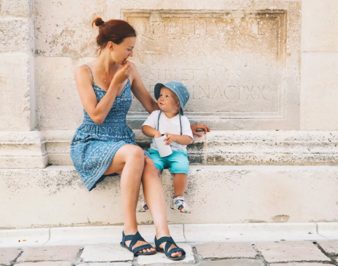 mère et petit enfant en vacances en Croatie