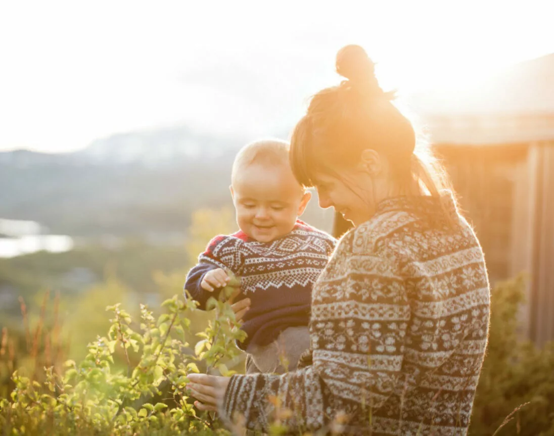 bébé avec sa mère