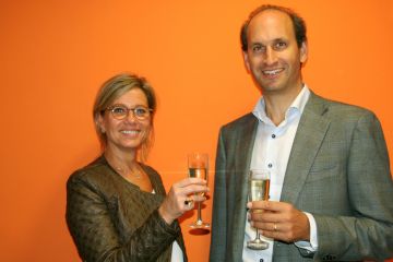 Monique van der Stap et Bjørn Berg-Andersen boivent à la santé de leur collaboration