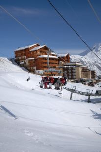 Nouveaux chalets au ski, dans les Alpes